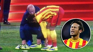 Neymar đi nhầm giày, ngã dúi dụi