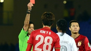 Đạp cả 2 chân vào đối thủ, Ronaldinho rời sân trong... ấm ức