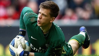 Szczesny suýt biếu Remy bàn thắng dở khóc, dở cười