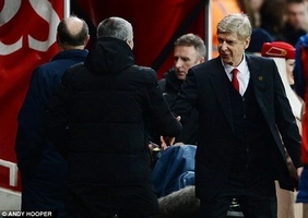 Quá căng thắng, HLV Wenger không kéo nổi khóa áo