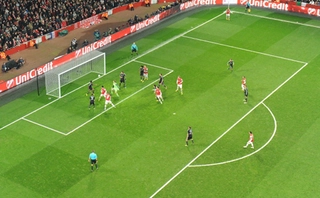 Bayern Munich bị phạt góc oan trước khi thủng lưới