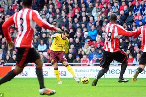 Arsenal giành 3 điểm trước Sunderland trong thế thiếu người