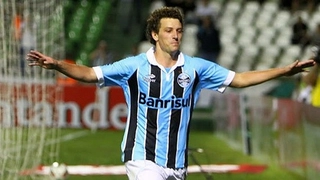 Cú sút xa với đường cong dị của cựu sao M.C