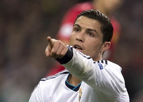 Ronaldo lại dọa cậu bé nhặt bóng