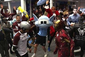 Sao Man City quậy tưng với điệu nhảy Harlem Shake