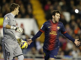 Cận cảnh hai tình huống thoát thua may mắn của Barcelona