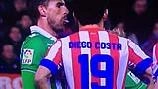 Antonio Amaya “phun mưa” đầy mặt Diego Costa