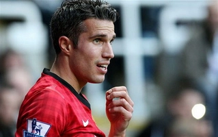 Linh vật Fulham trêu Robin van Persie