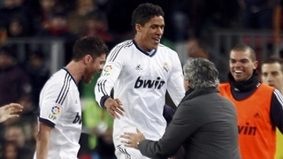 Varane ôm Mourinho nhảy nhót tưng bừng