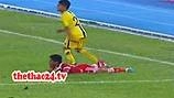 Hành động phi thể thao : Cản không bóng, dẫm lên người đối thủ!!