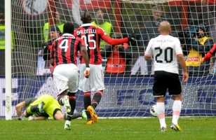 Balotelli lập cú đúp giúp Milan đánh bại Palermo