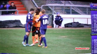 Bị đuổi vì liên tục tung đòn vào...chỗ hiểm của đối thủ