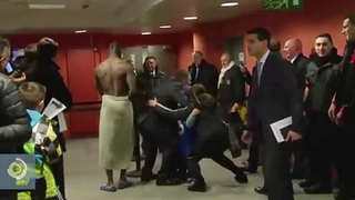 Balotelii quấn khăn đi dạo chỗ đông người