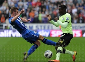 Premier League chứng kiến pha phạm lỗi kinh hoàng