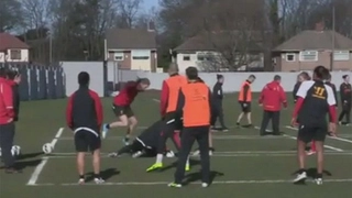 Suarez tắc bóng nguy hiểm với người đẹp