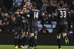 Thắng sát nút Aston Villa, Man City chưa chịu buông tha Man Utd