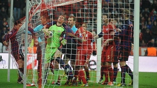 Màn câu giờ thô thiển của thủ thành Neuer