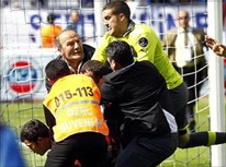 Thủ môn đánh đập dã man fan đột nhập sân