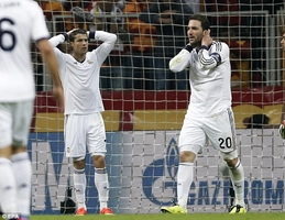 Eboue tạo siêu phẩm, đưa trận đấu trở về vạch xuất phát