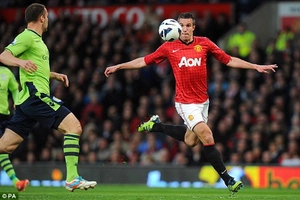 Van Persie mở tỷ số từ sớm