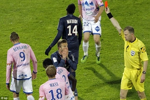 Beckham nhận thẻ đỏ, gây ra màn hỗn chiến trong trận đấu của PSG