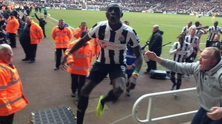 HLV Pardew và Cisse ăn mừng đầy phấn khích bàn thắng muộn