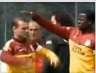 Bị trêu tức, Sneijder đuổi đánh Eboue