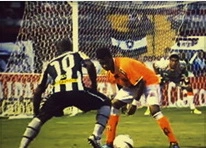 Seedorf diễn xiếc qua mặt đối thủ