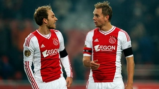 Ajax học Messi và Alves chơi bóng chuyền