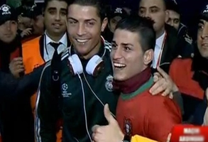 C. Ronaldo bất ngờ gặp anh em song sinh