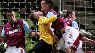 Carroll đá trộm Rooney, húc đầu De Gea