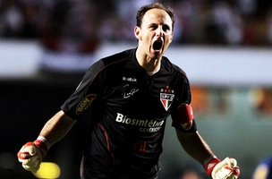 Thủ môn Ceni sút phạt ghi bàn tuyệt đẹp