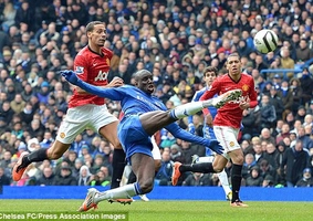 Lần thứ 2 liên tiếp, Demba Ba biến Ferdinand thành gã hề