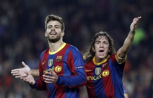 Puyol ôm hôn Pique nồng nhiệt