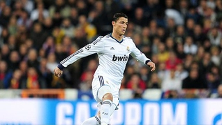 C. Ronaldo và Di Maria từ chối quà của nhau