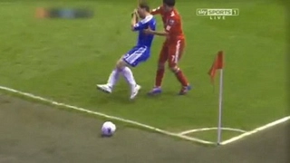 Trước đây, Suarez từng tặng Ivanovic 1 quyền, 1 cước