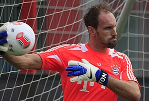 Thủ môn Bayern cản penalty bằng mặt