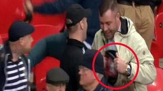 CĐV Millwall “chôm chỉa” mũ cảnh sát