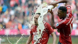 Bị J.Boateng cho tắm bia, Ribery tuyên bố từ mặt