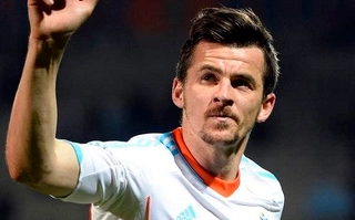 Joey Barton giở quái chiêu với Danny Guthrie