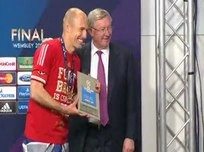Alex Ferguson thay mặt UEFA vinh danh Robben