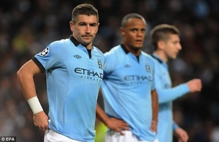 Cú sút phạt ghi bàn mẫu mực của Kolarov