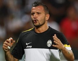 Bị ngã nằm sân vẫn ghi tuyệt phẩm cắt kéo