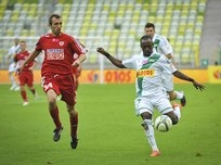 Trò đá cầu của Messi - Alves tái hiện ở Ba Lan