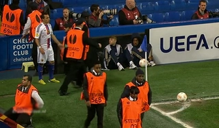 Nhân viên y tế câu giờ hộ Chelsea