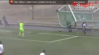 Gió to thổi bay cả... cầu môn