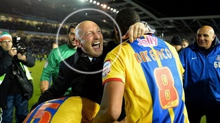 HLV Holloway nhảy nhót tưng bừng trong phòng thay đồ