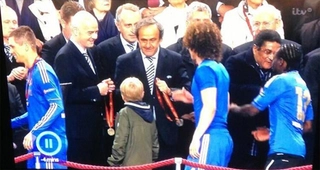 Cậu bé lạ bỗng dưng lên nhận giải cùng Chelsea