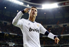 C. Ronaldo từ chối MU qua cách ăn mừng