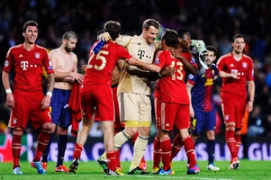 Màn ăn mừng nhí nhố của Bayern và 1 fan may mắn